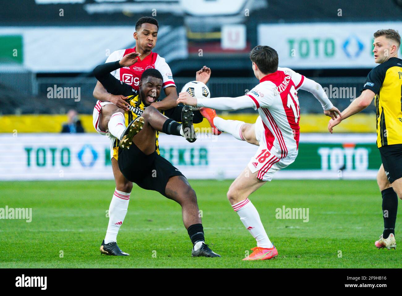 Riechedly Bazoer (Vitesse) duelliert Jurrien Timber (Ajax) und Jurgen Ekkelenkamp von Ajax beim KNVB-POKALFINALE Ajax-Vitesse am 18 2021. April in Rotterdam Niederlande Foto von SCS/Sander Chamid/AFLO (HOLLAND OUT) Stockfoto