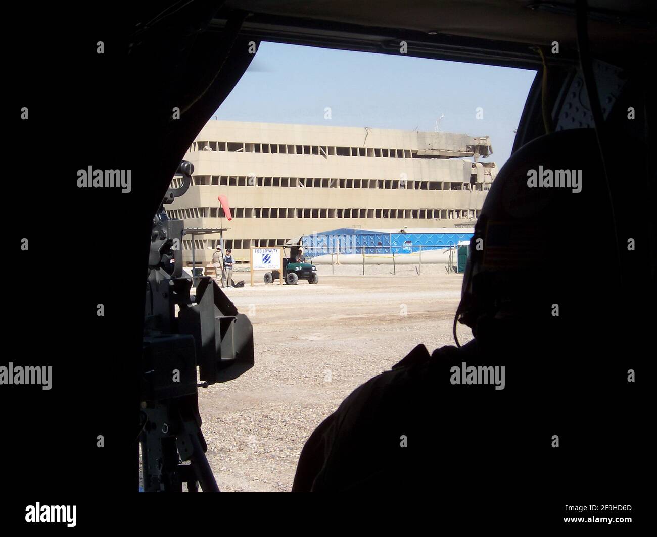 Silhouette eines Türbeschützers in einem Blackhawk-Hubschrauber auf einer Vorwärtsoperationsbasis in Bagdad, Irak Stockfoto