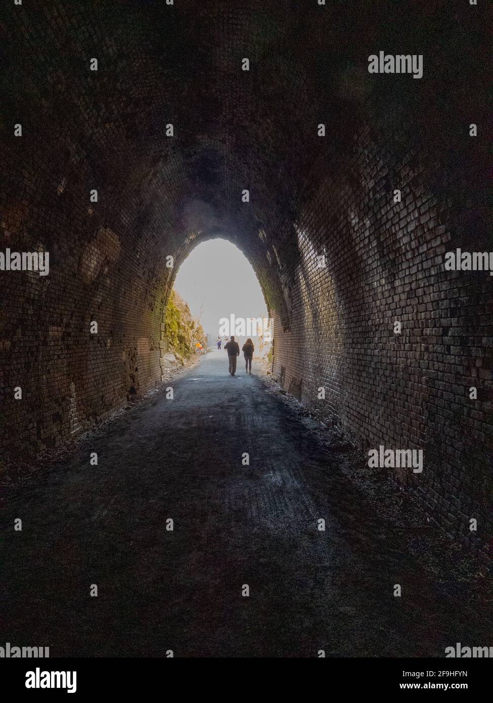Blick auf zwei Personen, die aus dem Blue Ridge Tunnel in Afton, Nelson County, Virginia, laufen Stockfoto