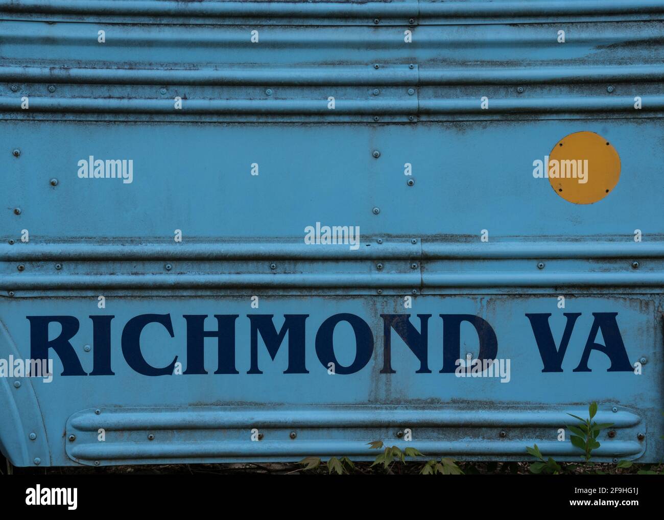 Richmond, VA-Grafik auf verlassenen, verrosteten Bus - blauer Schriftzug auf blauem Hintergrund mit Nieten Stockfoto