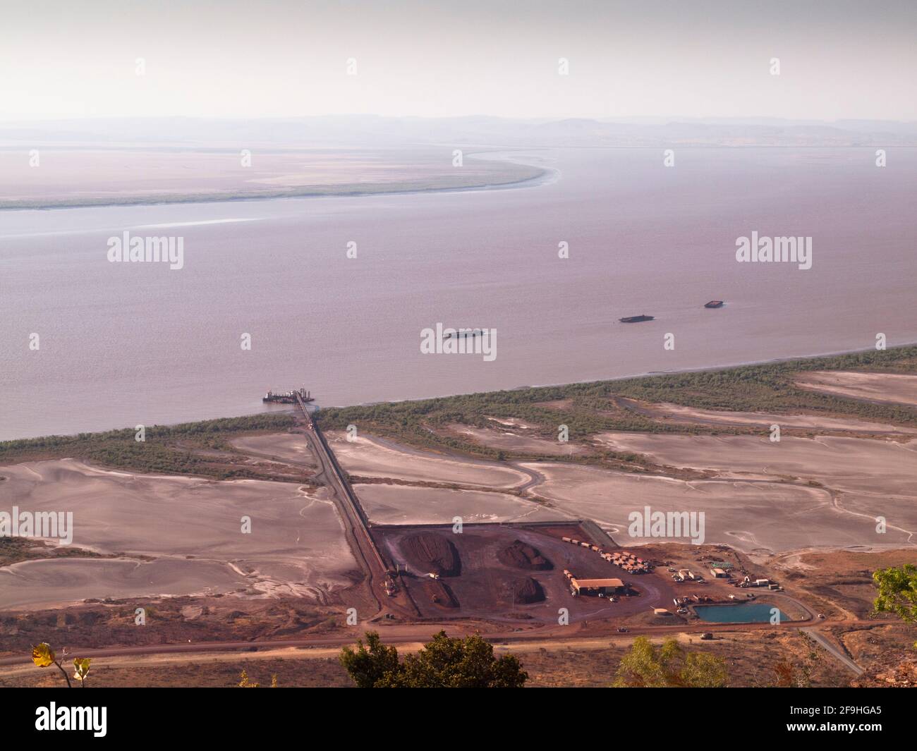 Erzschiffe auf Cambridge Gulf, Wyndham, Kimberley, Westaustralien Stockfoto