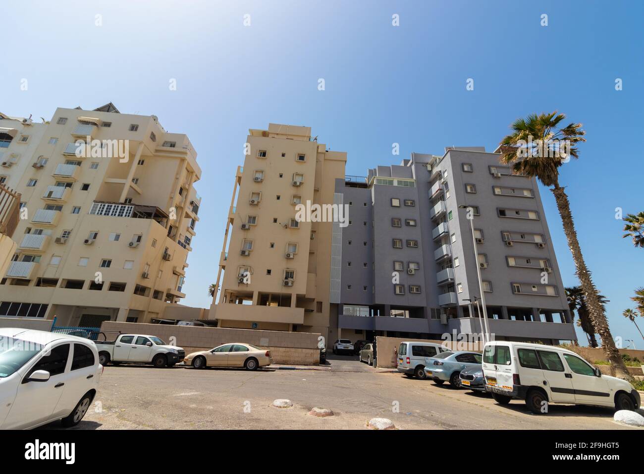15-04-2021. Fledermaus Yam-israel. Gebäude an der Hauptstraße, neben dem Strand in bat Yam Stockfoto