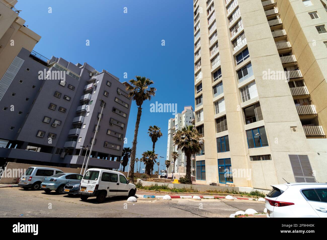 15-04-2021. Fledermaus Yam-israel. Gebäude an der Hauptstraße, neben dem Strand in bat Yam Stockfoto