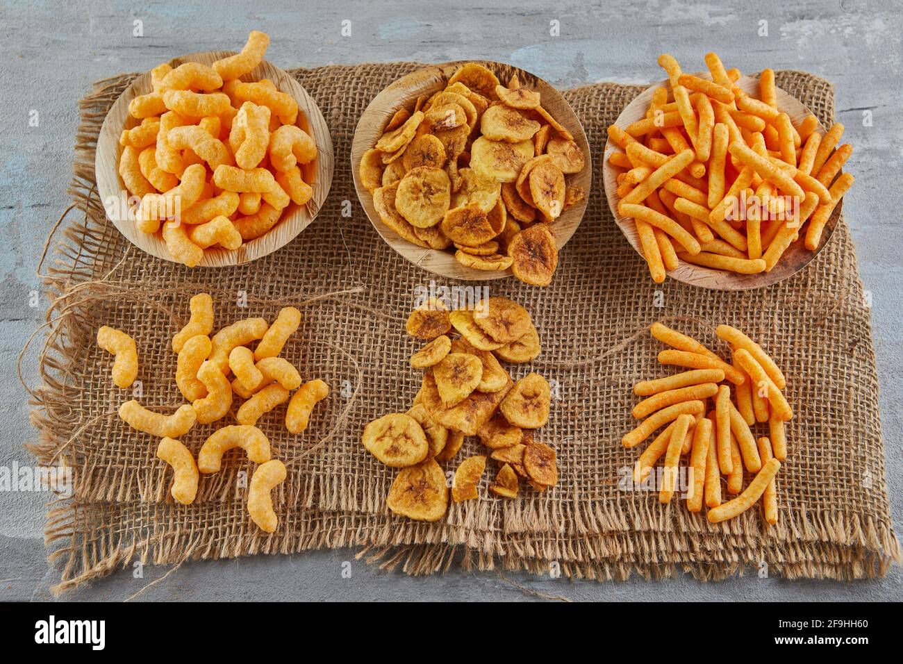 Bananenchips sind eine gesunde Mahlzeit, und gewürzte Maisbrei-Snacks sind ein toller Snack Stockfoto