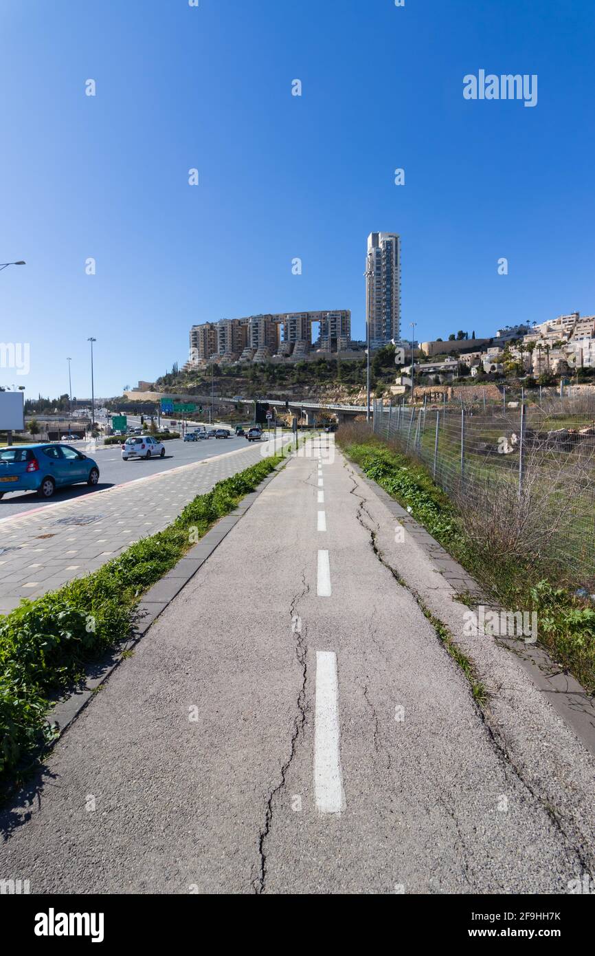 01-02-2021. jerusalem-israel. Eine alte Asphaltstraße für Radfahrer in der Nähe einer Hauptstraße in Jerusalem, im Hintergrund der Gebäude des Holyland nahe Stockfoto