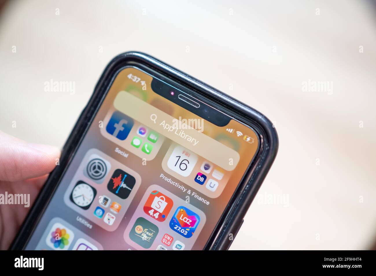 Bangkok, Thailand - 16. April 2021 : Nahaufnahme der Notch auf dem iPhone 11 Pro. Stockfoto