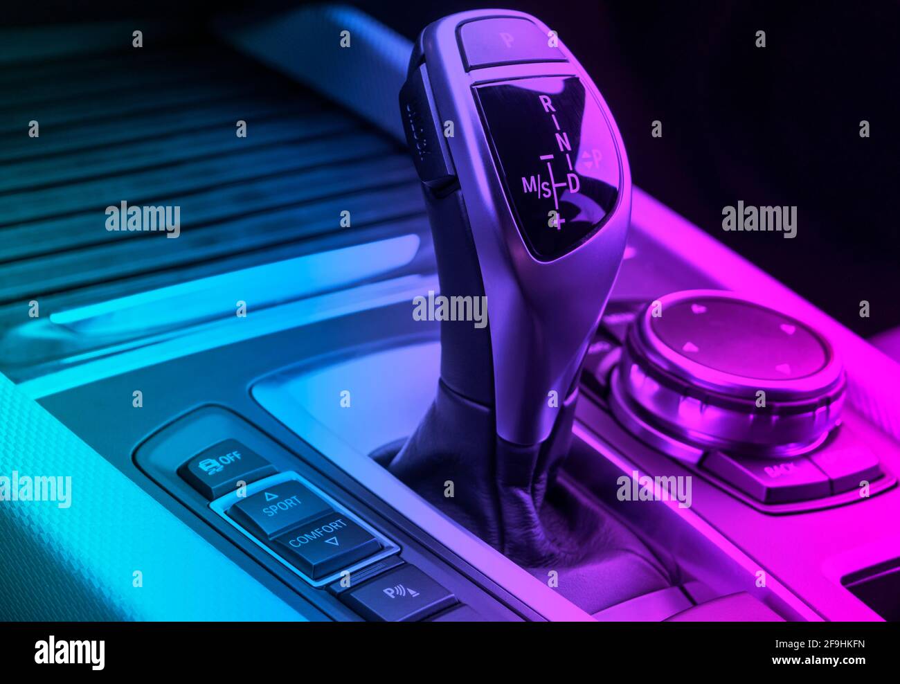 Automatikgetriebe eines modernen Autos. Moderne Innenausstattung in Blau- und Pink-Tönen. Nahaufnahme. Auto drinnen. Schalthebelschaltung für Automatikgetriebe Stockfoto