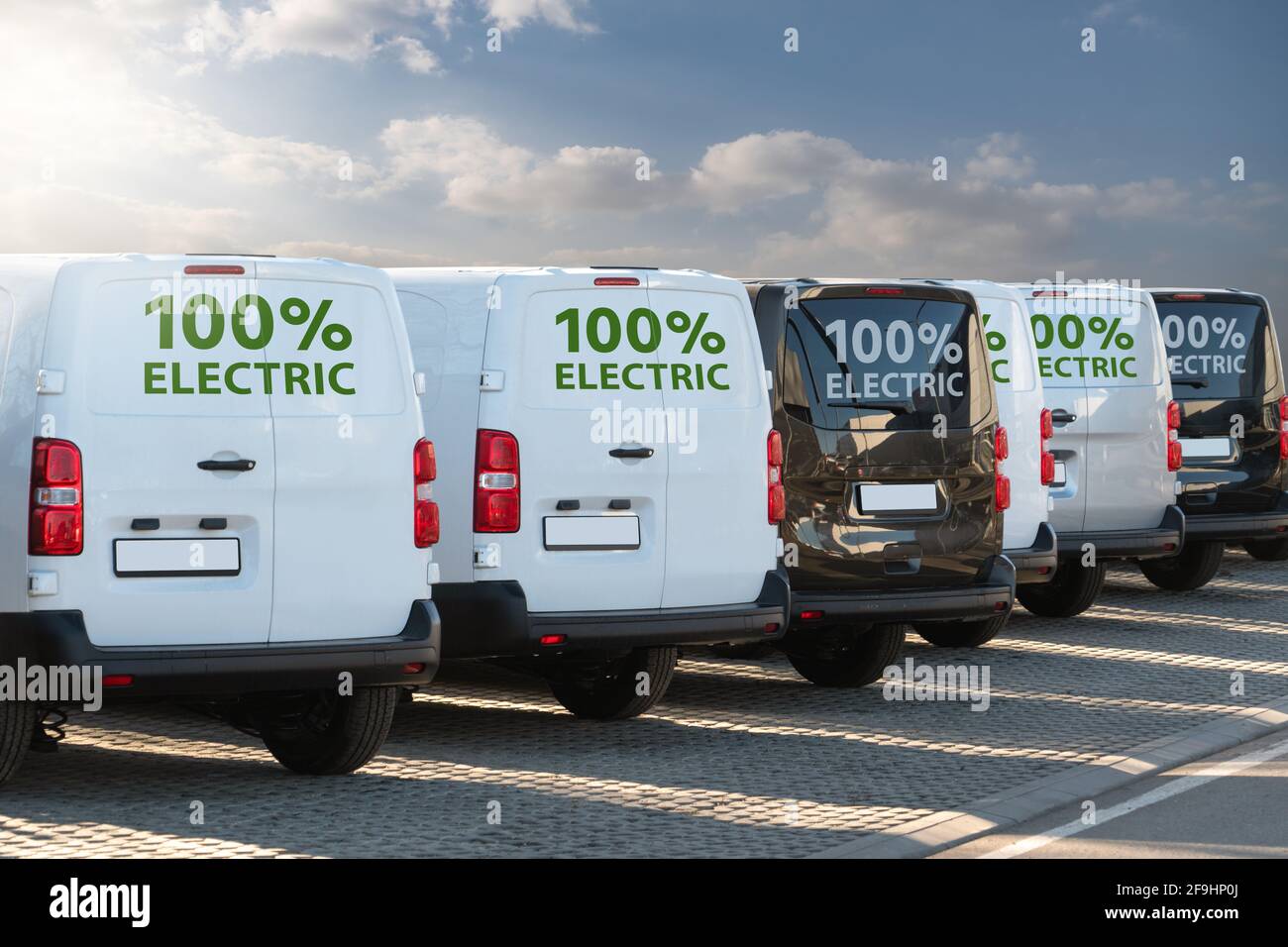 Elektrische Lieferwagen in einer Reihe geparkt Stockfoto