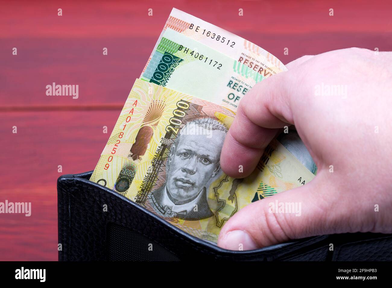 Malawische Geldbörse - Kwacha in der schwarzen Brieftasche Stockfoto