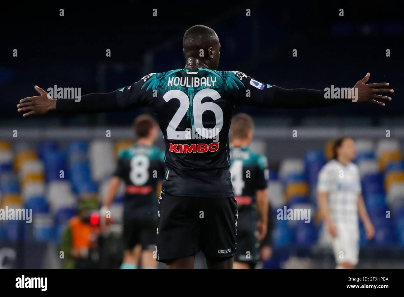 Neapel, Italien. April 2021. Napoli's senegalesischer Verteidiger Kalidou Koulibaly Gesten während des Fußballspiels der Serie A SSC Napoli gegen den FC Internazionale Milano. Napoli und Inter Drew 1-1. Kredit: Unabhängige Fotoagentur/Alamy Live Nachrichten Stockfoto