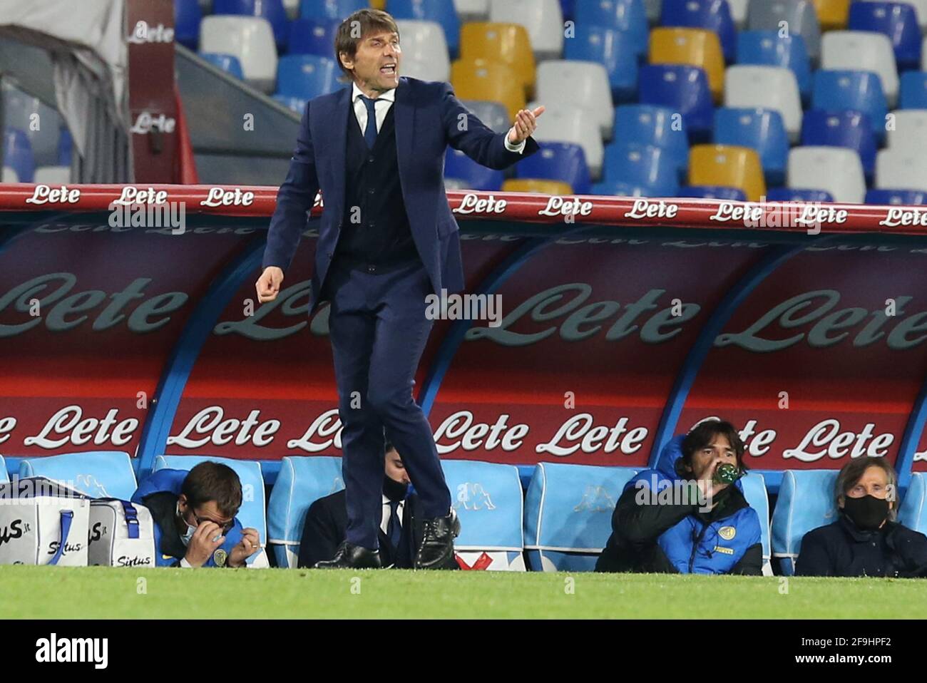 Neapel, Italien. April 2021. Der italienische Trainer Antonio Conte von Inter Mailand zeigt sich während des Fußballspiels der Serie A, SSC Napoli, gegen den FC Internazionale Milano. Napoli und Inter Drew 1-1. Kredit: Unabhängige Fotoagentur/Alamy Live Nachrichten Stockfoto