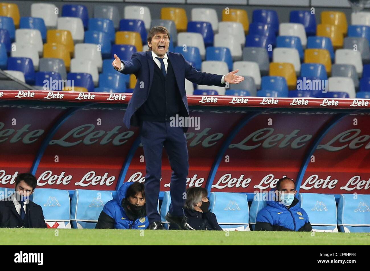 Neapel, Italien. April 2021. Der italienische Trainer Antonio Conte von Inter Mailand zeigt sich während des Fußballspiels der Serie A, SSC Napoli, gegen den FC Internazionale Milano. Napoli und Inter Drew 1-1. Kredit: Unabhängige Fotoagentur/Alamy Live Nachrichten Stockfoto