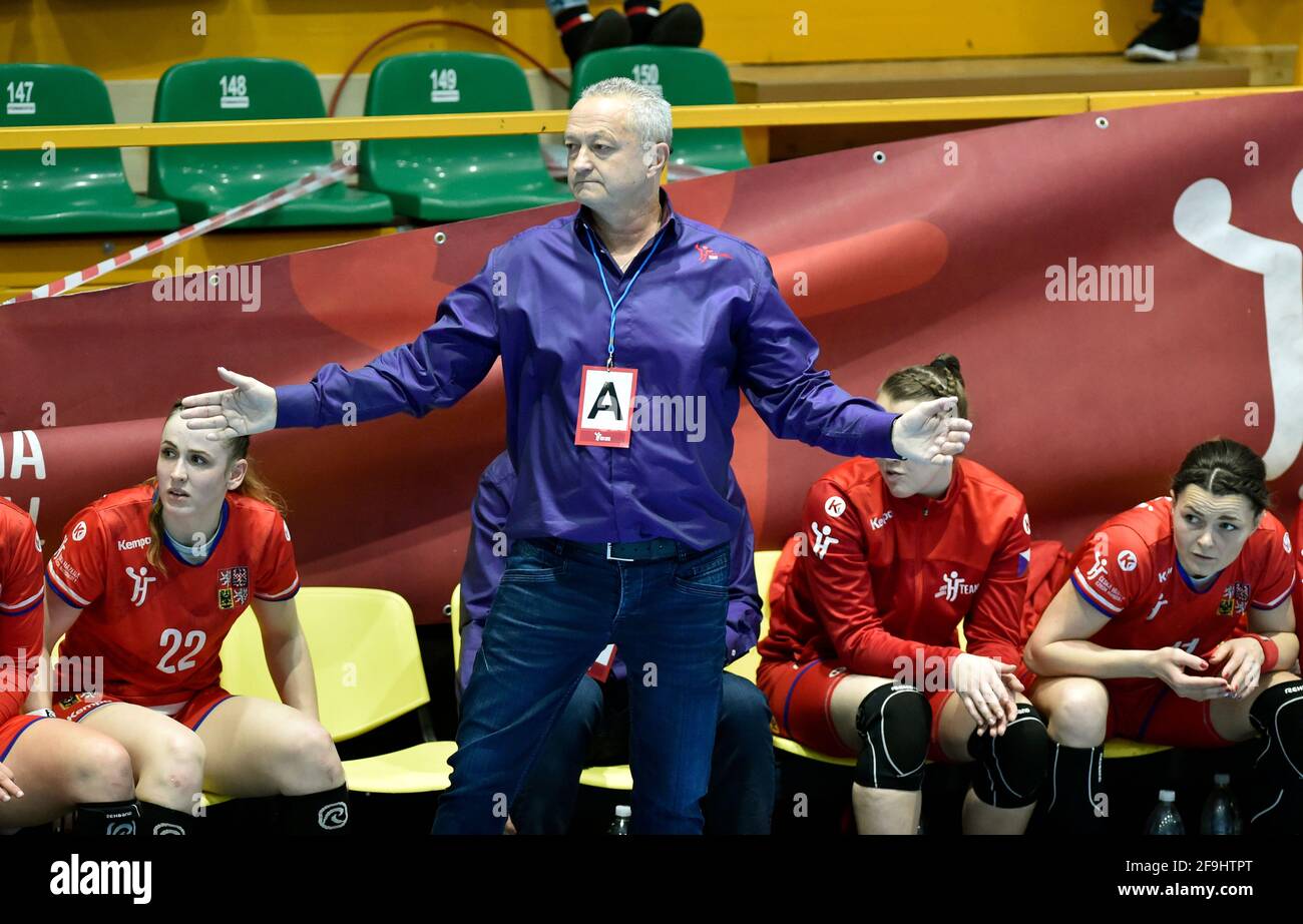 Zubri, Tschechische Republik. April 2021. Der tschechische Trainer Jan Basny sieht sich am 17. April 2021 in Zubri, Tschechien, das Eröffnungsspiel der Play-off-Qualifikation für die IHF-Handballweltmeisterschaft der Frauen, Tschechien gegen die Schweiz, an. Kredit: Dalibor Gluck/CTK Foto/Alamy Live Nachrichten Stockfoto