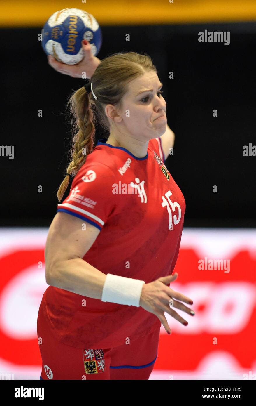 Zubri, Tschechische Republik. April 2021. Michaela Hrbkova (CZE) in Aktion beim Eröffnungsspiel der Play-off-Qualifikation für die IHF-Handball-Weltmeisterschaft der Frauen, Tschechien gegen die Schweiz, am 17. April 2021 in Zubri, Tschechien. Kredit: Dalibor Gluck/CTK Foto/Alamy Live Nachrichten Stockfoto