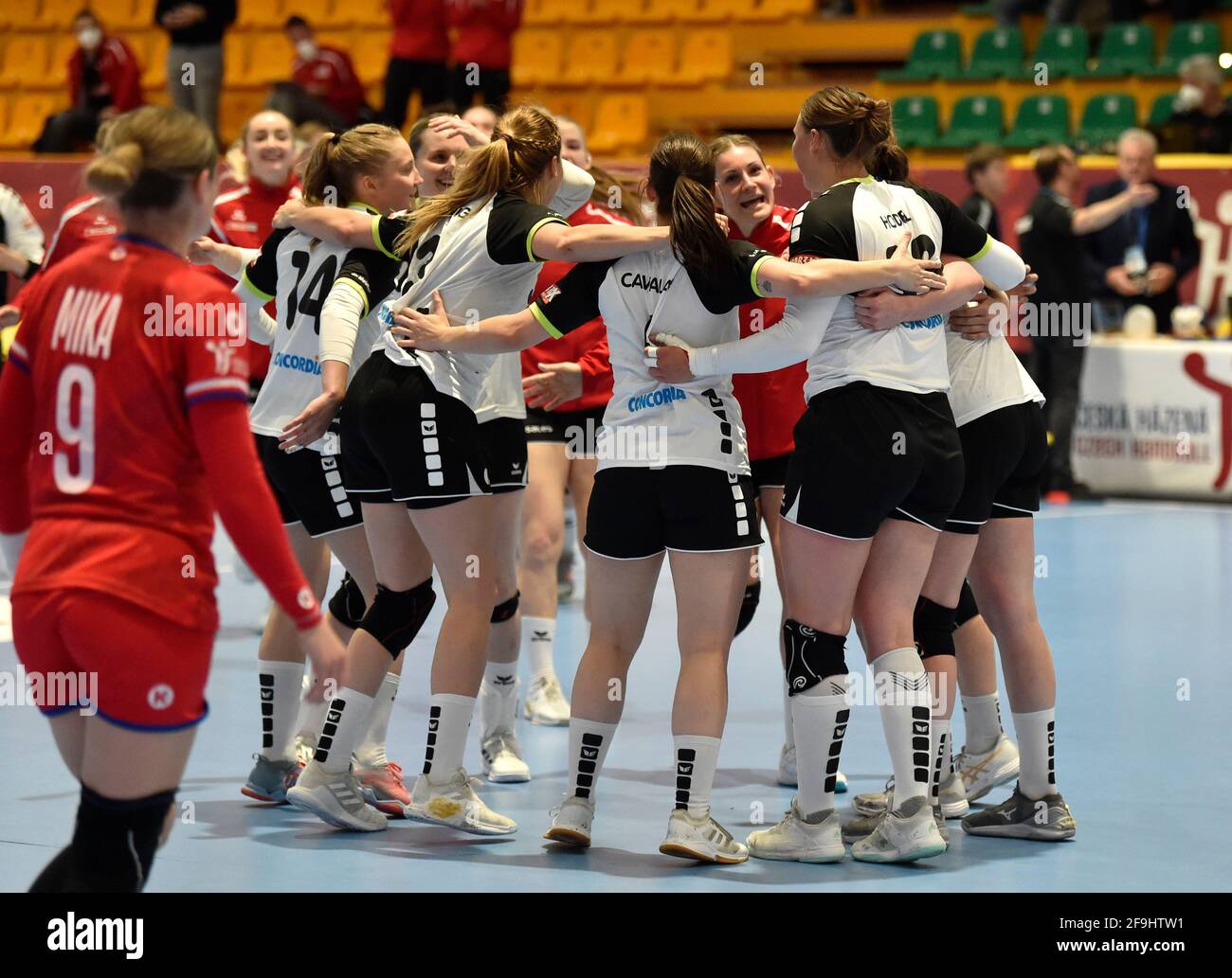 Zubri, Tschechische Republik. April 2021. Schweizer Spieler reagieren nach dem Eröffnungsspiel der Play-off-Qualifikation für die IHF-Handball-Weltmeisterschaft der Frauen, Tschechien gegen die Schweiz, am 17. April 2021 in Zubri, Tschechien. Kredit: Dalibor Gluck/CTK Foto/Alamy Live Nachrichten Stockfoto