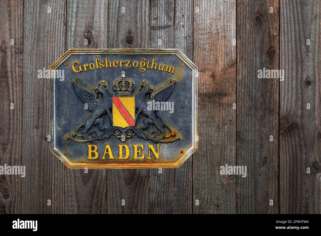 Historisches Schild aus Gusseisen, Großherzogtum Baden auf rustikaler Holzwand Stockfoto