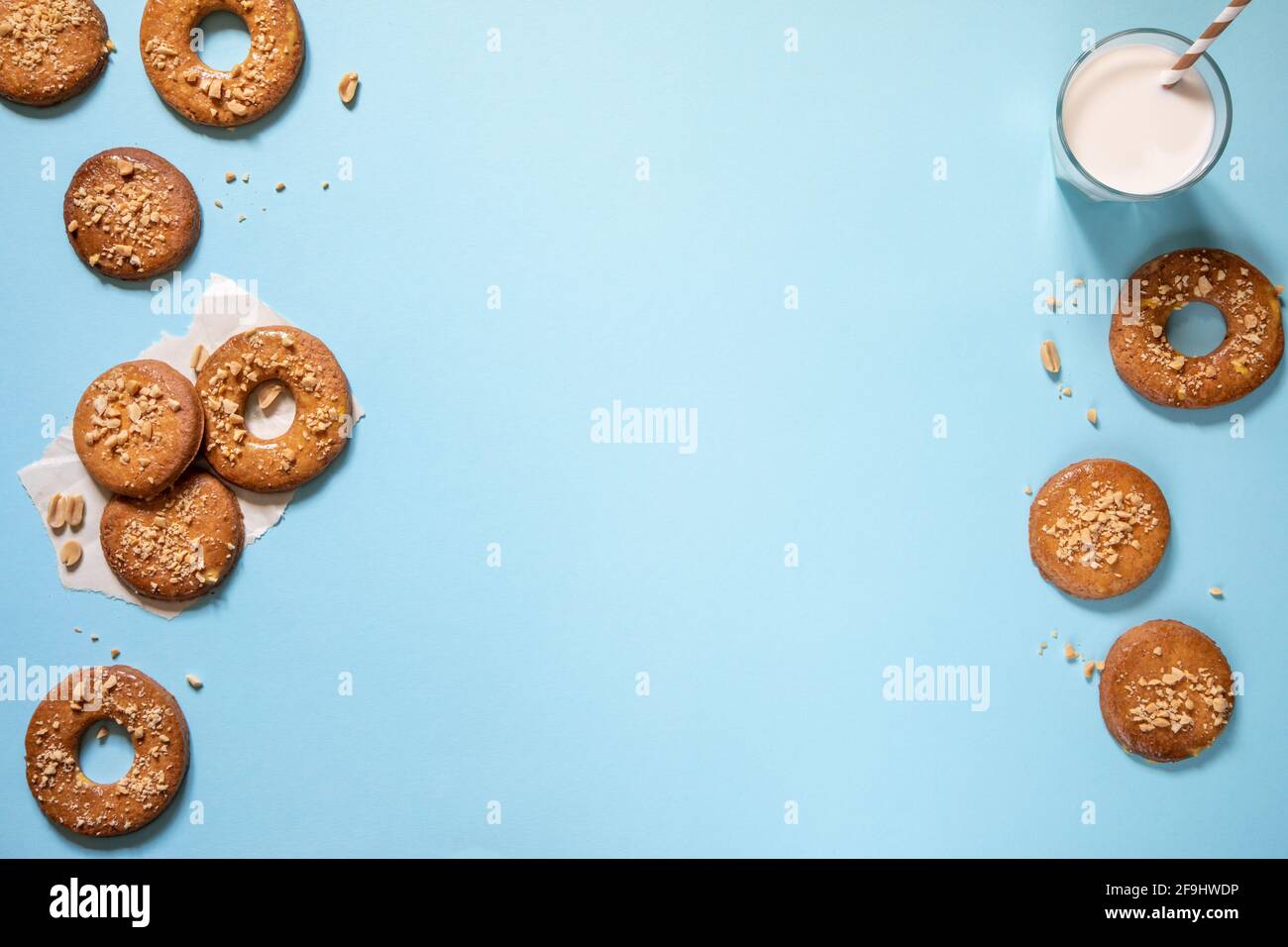 Hausgemachte Shortbread-Kekse mit Erdnüssen auf einem trendigen blauen Hintergrund. Peanut Cookie. Flach legen, Platz für Text, Lebensmittel Hintergrund. Stockfoto