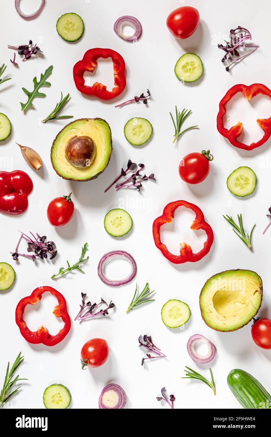 Kreatives Layout von Tomaten, Gurken, Paprika, Avocados und Salaten. Flach legen. Food-Konzept. Platz für Ihren Text. Stockfoto