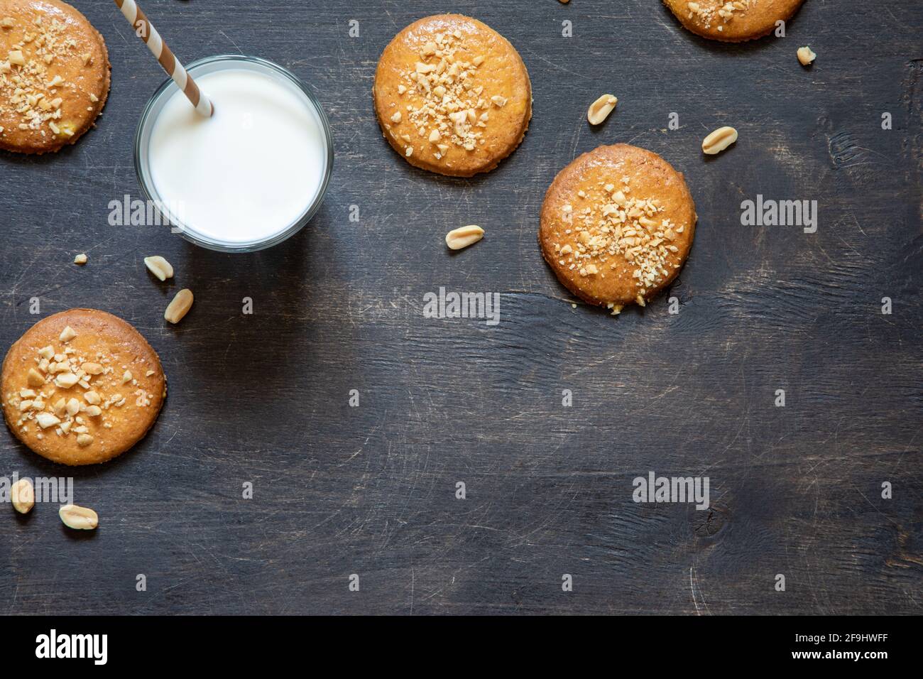 Hausgemachte Shortbread-Kekse mit Erdnüssen auf einem hölzernen Hintergrund. Erdnusskekse. Flach legen, Platz für Text, Lebensmittel Hintergrund. Stockfoto