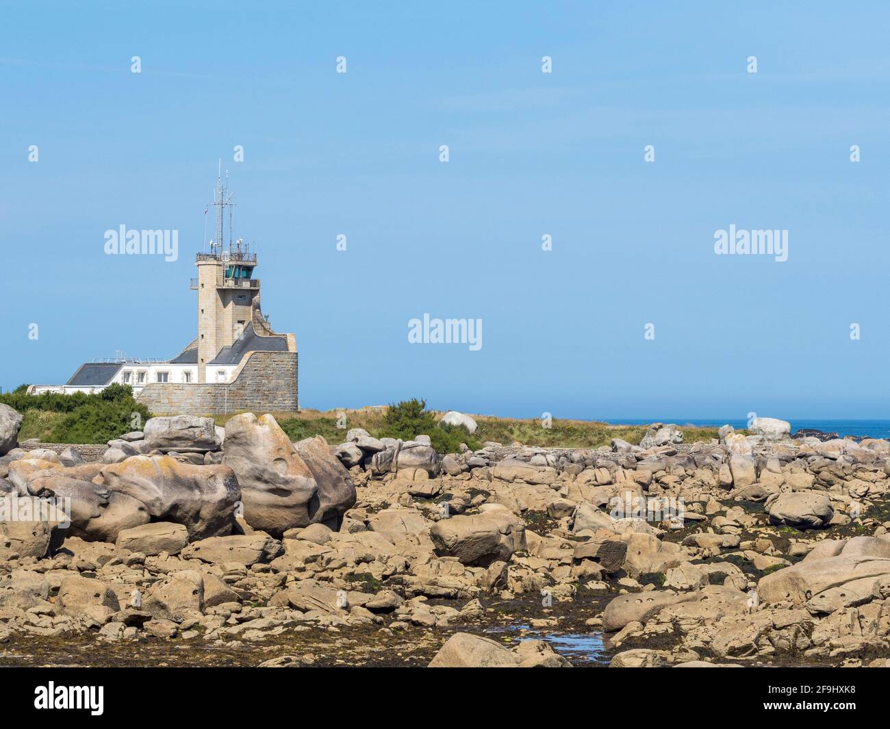Die Semaphore von Brignogan-Plage, felsige Küste des nördlichen Finistère in der Bretagne. Stockfoto