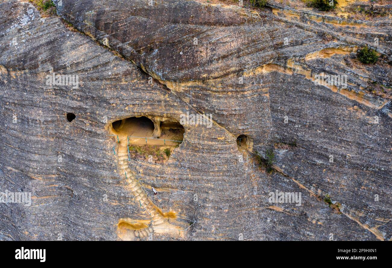 Kishartyán, Ungarn - Luftaufnahme über Sandsteinhöhle, die sich im östlichen Teil des Cserhát-Gebirges befindet. Beliebtes Touristenziel. Ungarisch Stockfoto