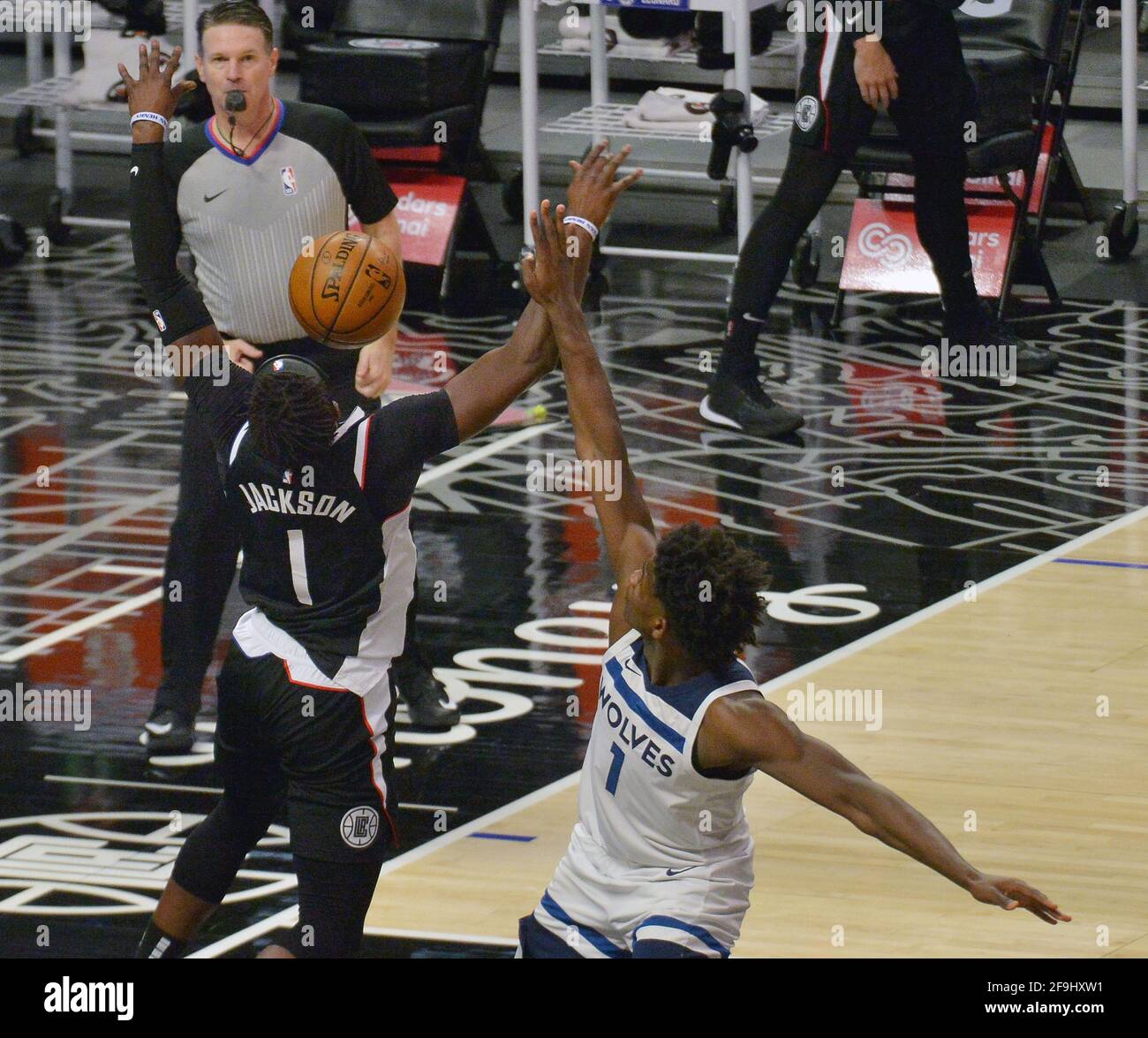 Los Angeles, Vereinigte Staaten. April 2021. Reggie Jackson (1), die Wache von Los Angeles Clippers, wird am Sonntag, den 18. April 2021, von Anthony Edwards, dem Stürmer von Minnesota Timberwolves, während der zweiten Hälfte ihres NBA-Spiels im Staples Center in Los Angeles, beschimpft. Die Clippers besiegten die Timberwolves 124-105. Foto von Jim Ruymen/UPI Credit: UPI/Alamy Live News Stockfoto