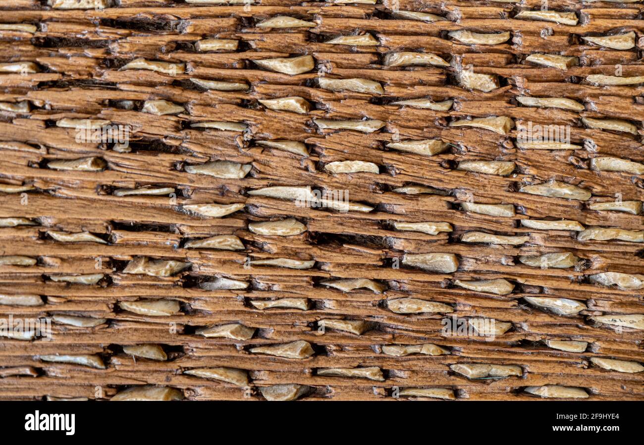 Antike handgemachte Dreschtrosch-Tenne aus Steinen und Holz für die Ernte von Weizen und Getreide, landwirtschaftliche Werkzeug verwendet Stockfoto