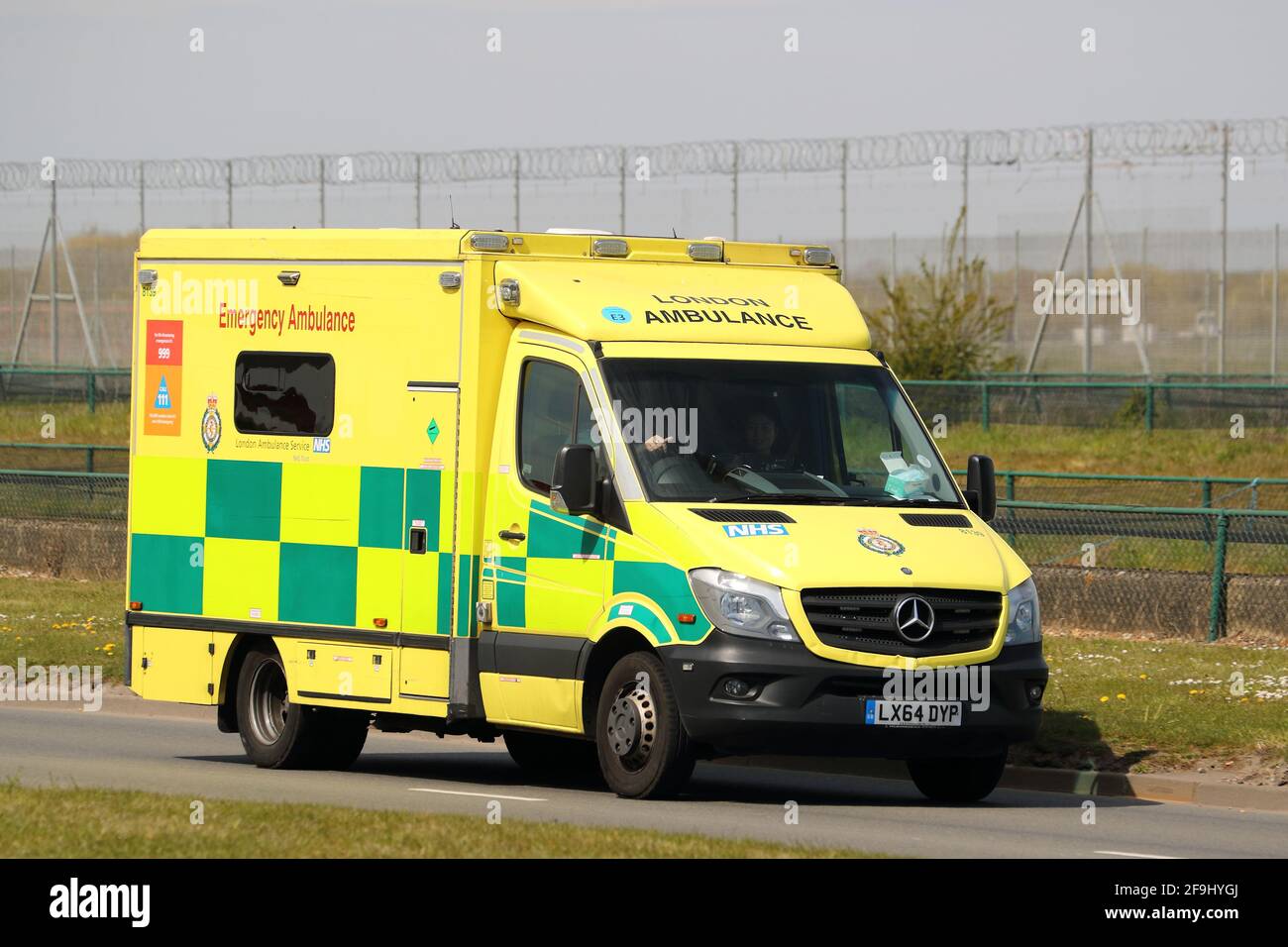 Ein Krankenwagen des Londoner NHS in der Nähe von London Heathrow, Großbritannien Stockfoto