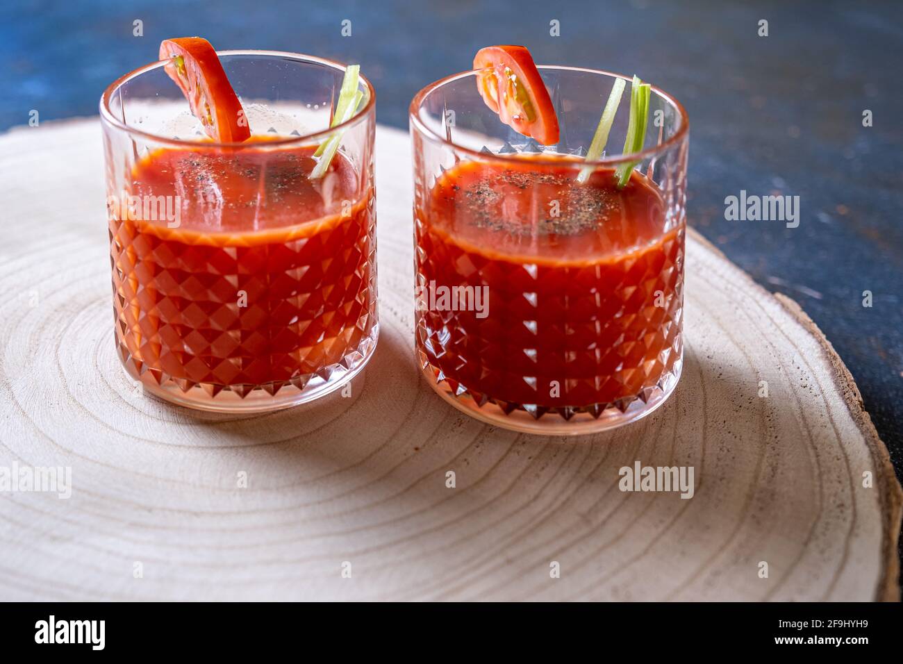 Tomatensaft in zwei Gläsern mit Lupine-Aperitif. Bloody Mary, Cocktails Stockfoto