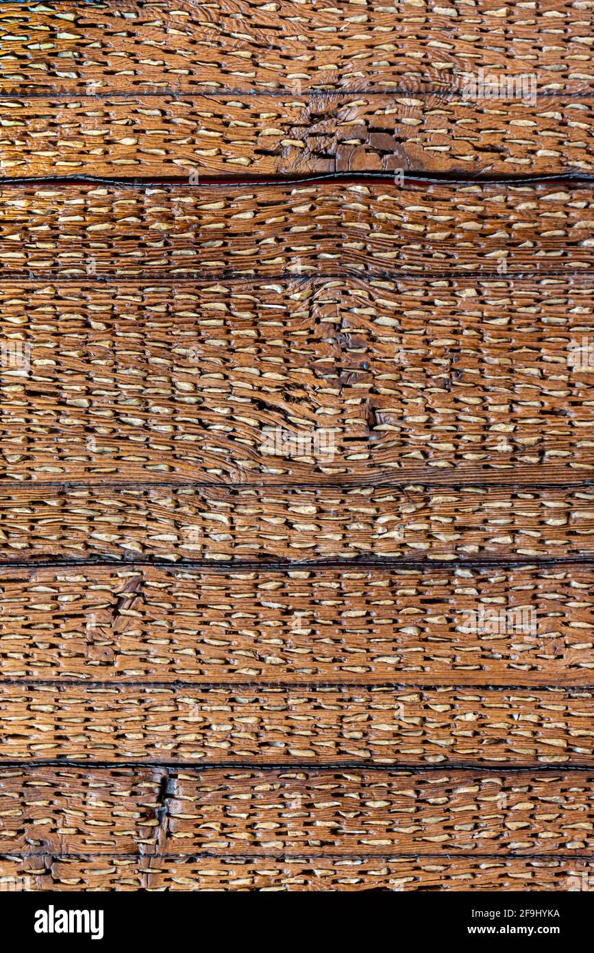 Antike handgemachte Dreschtrosch-Tenne aus Steinen und Holz für die Ernte von Weizen und Getreide, landwirtschaftliche Werkzeug verwendet Stockfoto