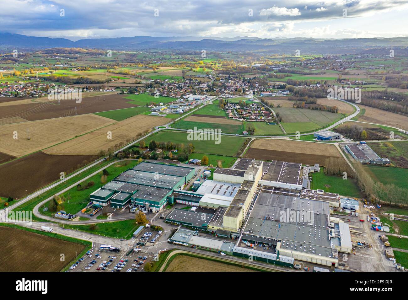 Blick auf Le Pont de Beauvoisin aus der Vogelperspektive, die die Modernisierung eines kleinen Dorfes unterstreicht, ohne die Umwelt zu schädigen. Stockfoto