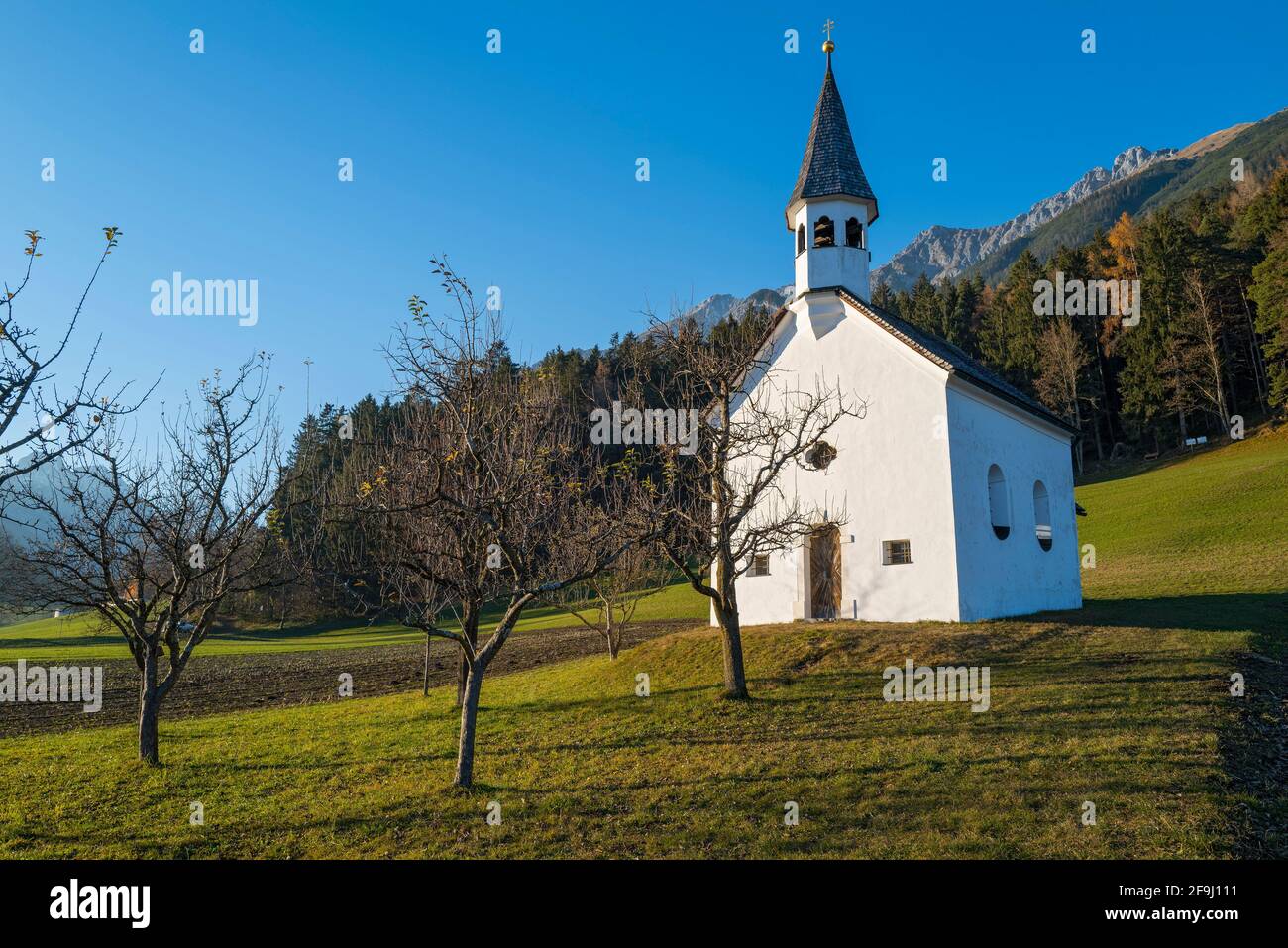 Die Kapelle Veitenkapelle im Dorf Vomp, Tirol. Stockfoto