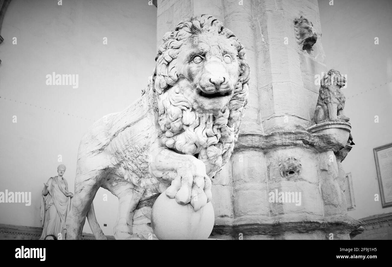 Florenz, Toskana, Italien: antike Statue eines Löwen in Piazza della Signoria, Skulptur, zeigt einen Löwen mit einer Kugel unter einem Paw Stockfoto