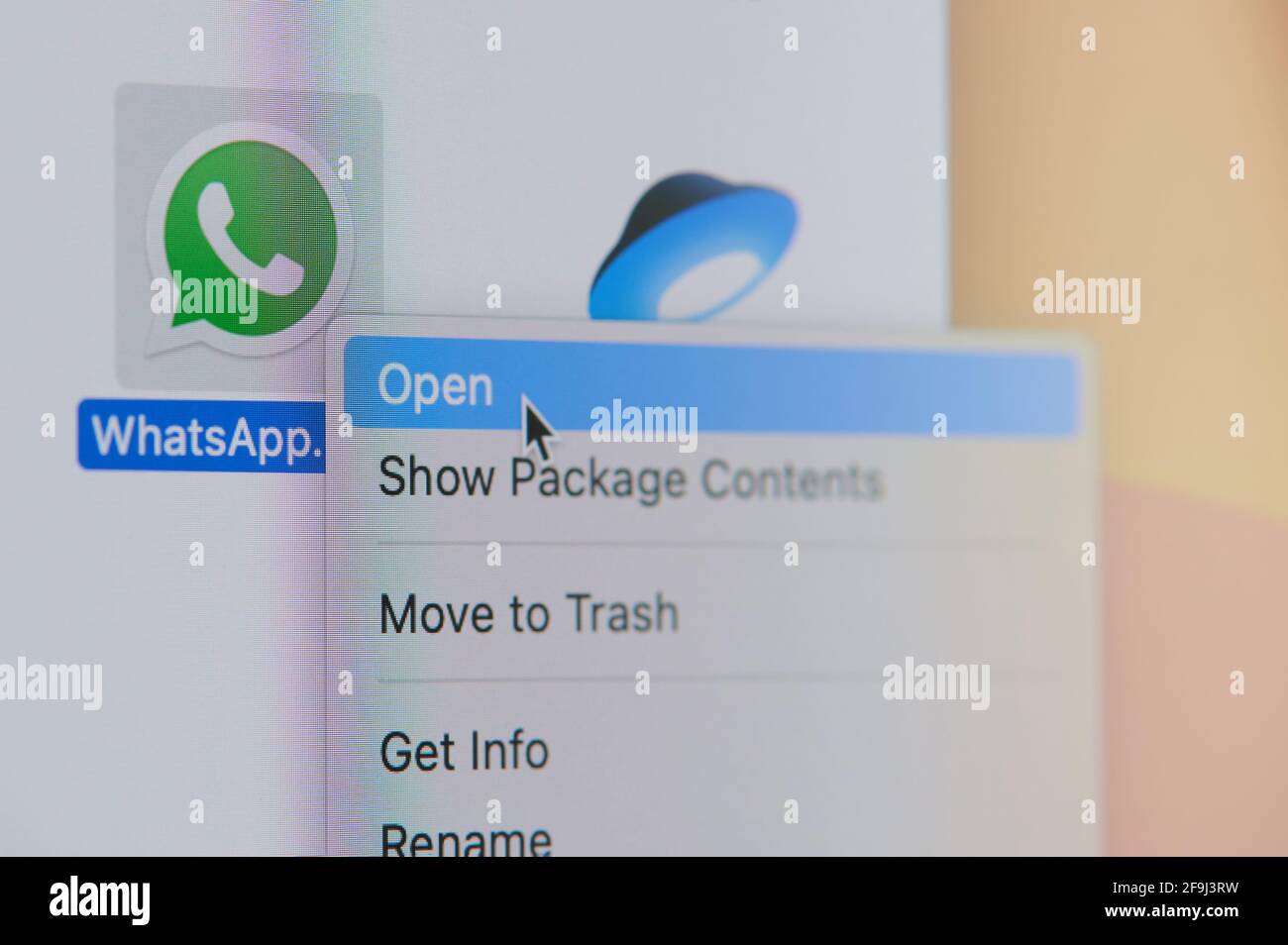 New york, USA - 19. April 2021: Klicken und öffnen sie whatsapp Messenger App auf Laptop-Bildschirm Makro Nahaufnahme Stockfoto