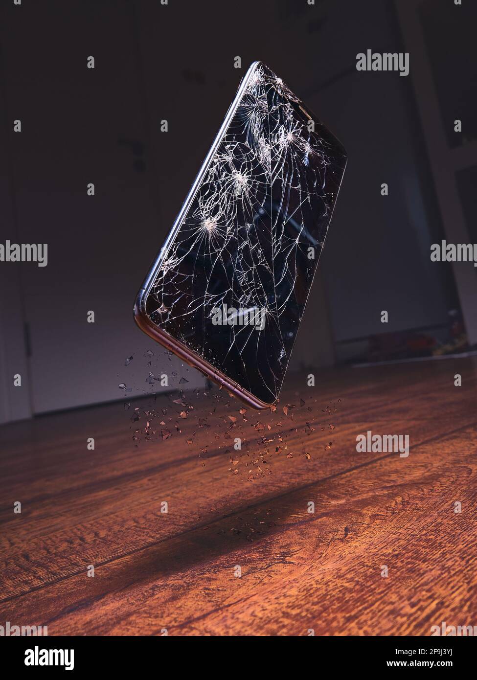 Das Smartphone fällt und der Bildschirm bricht Stockfoto