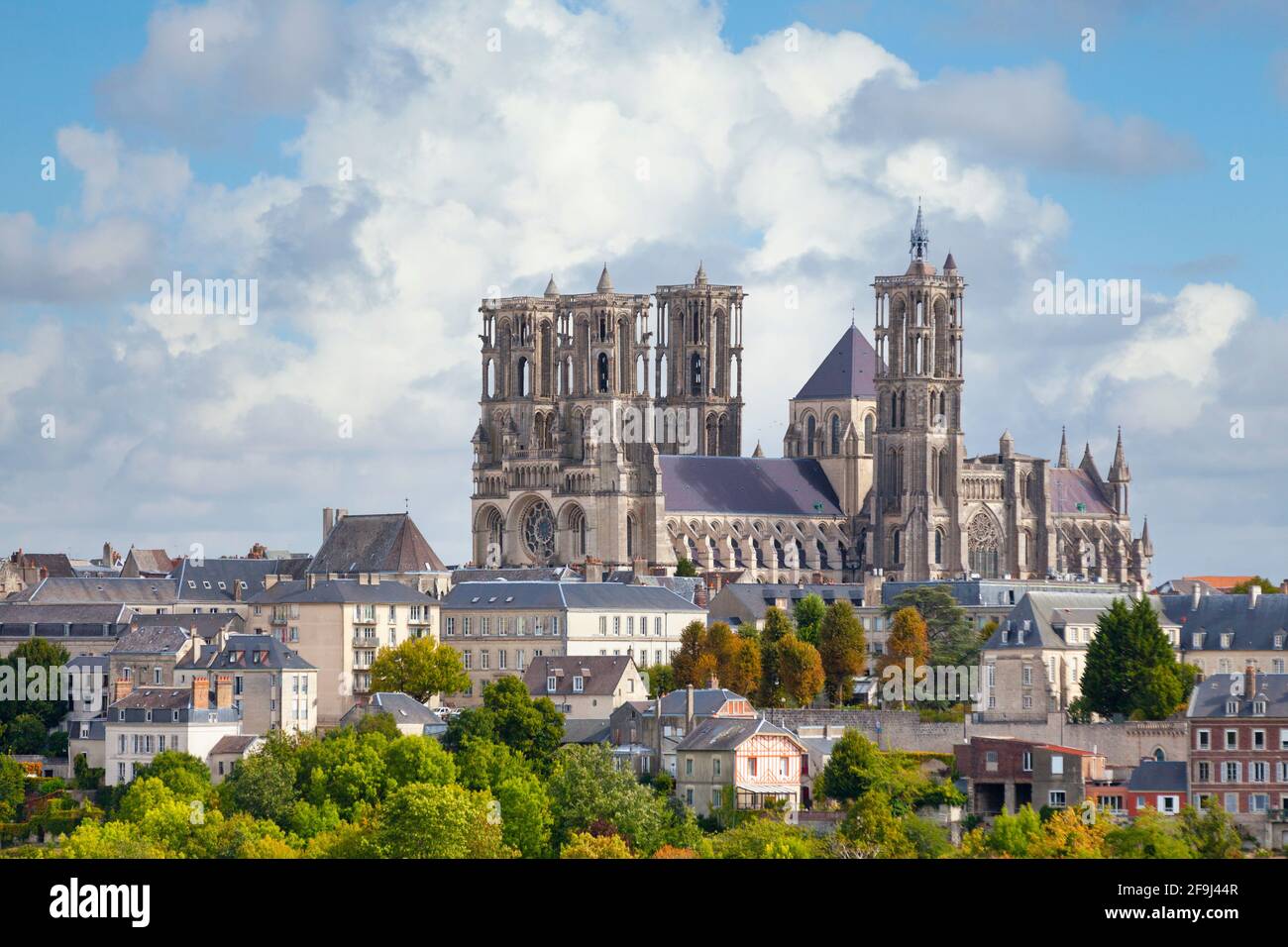 Luftaufnahme der Kathedrale von Laon, einer römisch-katholischen Kirche in Laon, Aisne, Hauts-de-France, Frankreich. Stockfoto