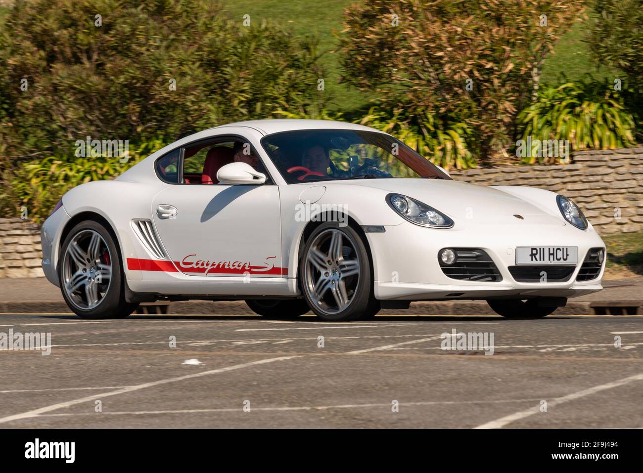 2009 Porsche Cayman S Sportwagen an einem sonnigen, hellen Frühlingstag auf der Western Esplanade in Southend on Sea, Essex, Großbritannien. Vorbei An Cliff Gardens Stockfoto