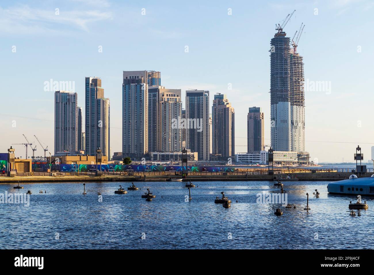 Dubai, VAE - 04.17.2021 Dubai Creek Hafenentwicklung durch EMAAR. VAE. Aufgenommen von der Stadtseite des Dubai Festivals. Stockfoto