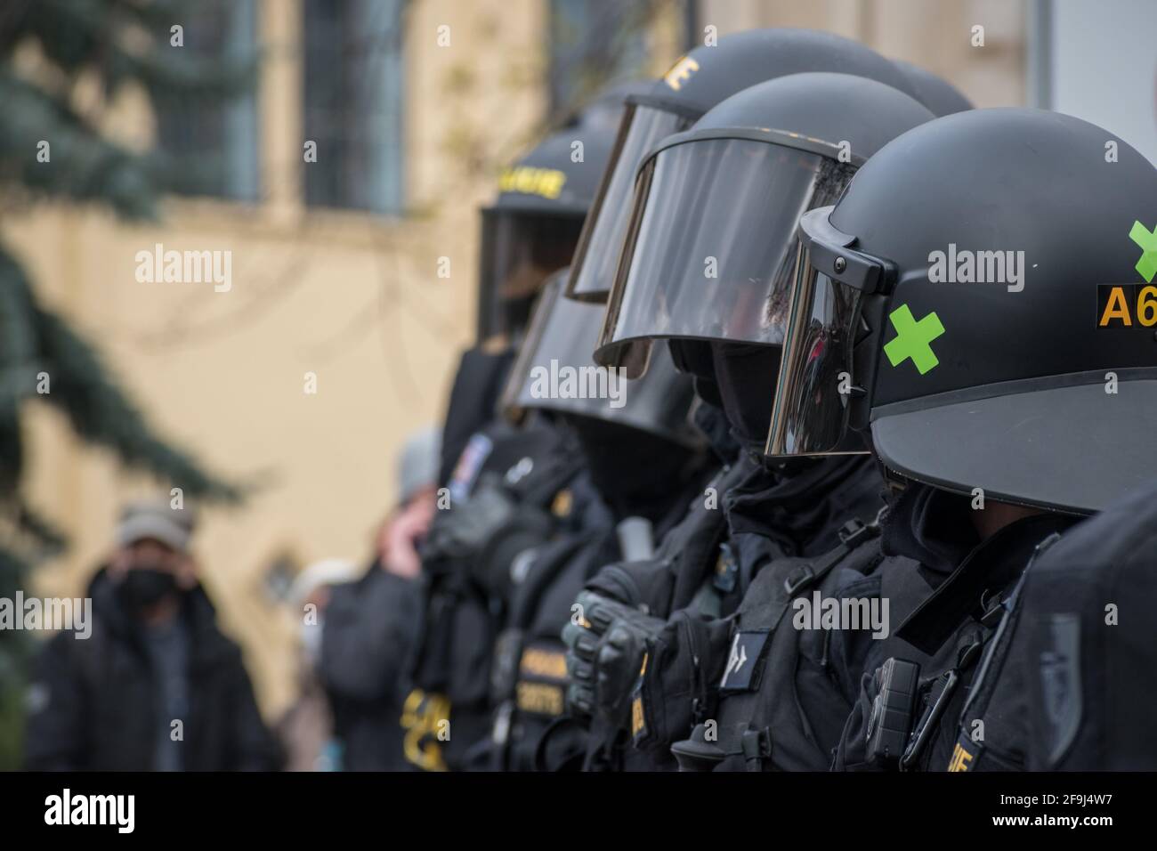 Am 18. April 2021 protestieren Menschen vor der russischen Botschaft in Prag, Tschechische Republik, gegen das Putinistische Russland und die mutmaßliche Beteiligung Russlands an einer Stockfoto