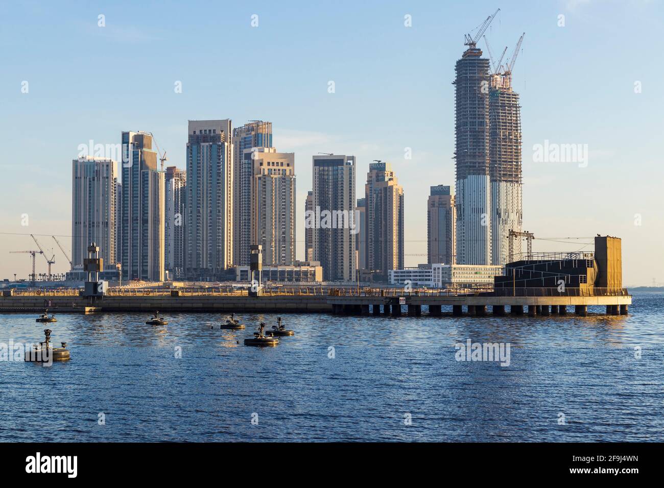 Dubai, VAE - 04.17.2021 Dubai Creek Hafenentwicklung durch EMAAR. VAE. Aufgenommen von der Stadtseite des Dubai Festivals. Stockfoto