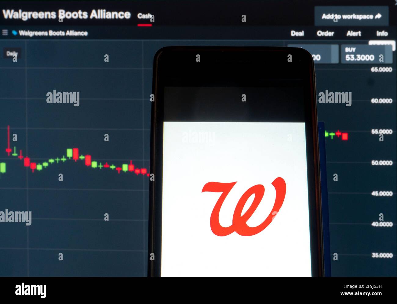 In dieser Fototafel wird ein Logo der Walgreens Boots Alliance auf einem Smartphone mit den Börseninformationen der Walgreens Boots Alliance im Hintergrund angezeigt. Stockfoto
