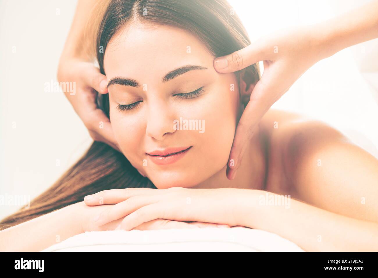 Entspannt junge Frau im luxuriösen Wellnessbereich. Stockfoto