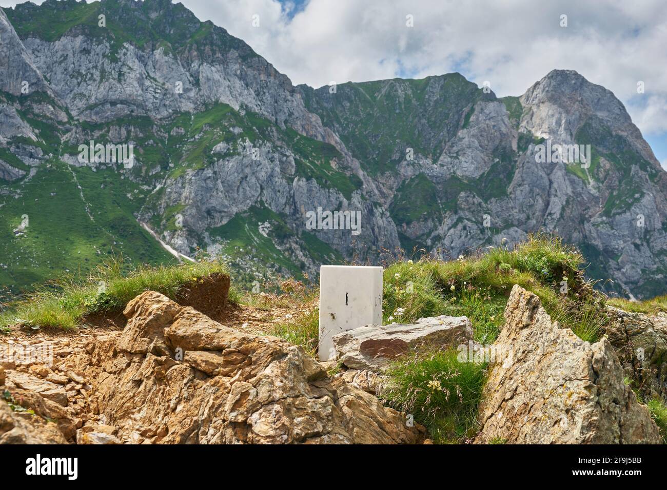 Grenzstein, Grenzen zwischen Österreich und Italien, Öfnerjoch, Karnischer Wanderweg, nahe Hochweißsteinhaus, Karnische Alpen, Italien Stockfoto