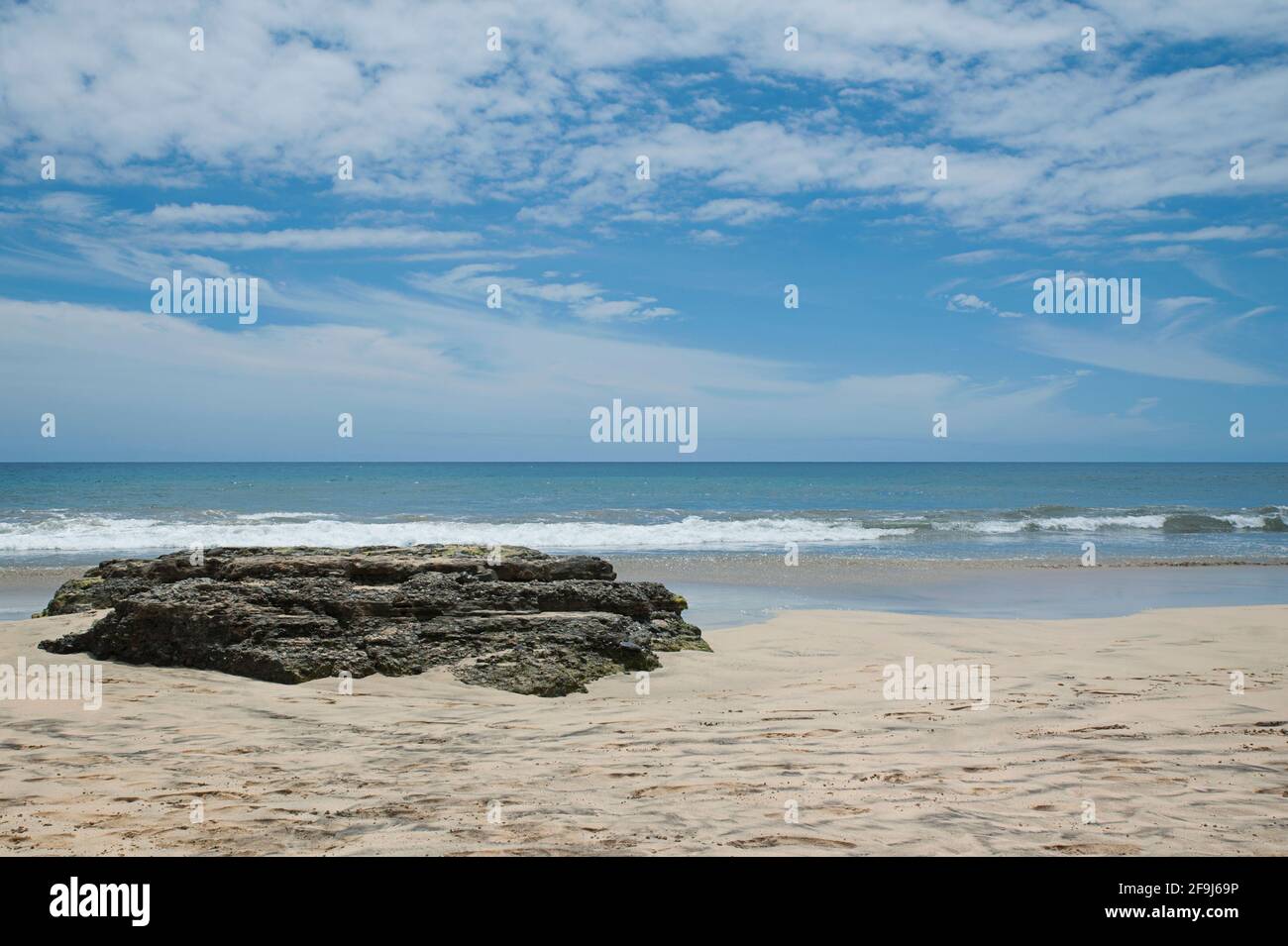 Blick auf den Atlantischen Ozean, Playa de Maspalomas, einen riesigen weißen Sandstrand auf Gran Canaria, Spanien, wo man sich am Strand entspannen oder in der Ferne arbeiten kann Stockfoto