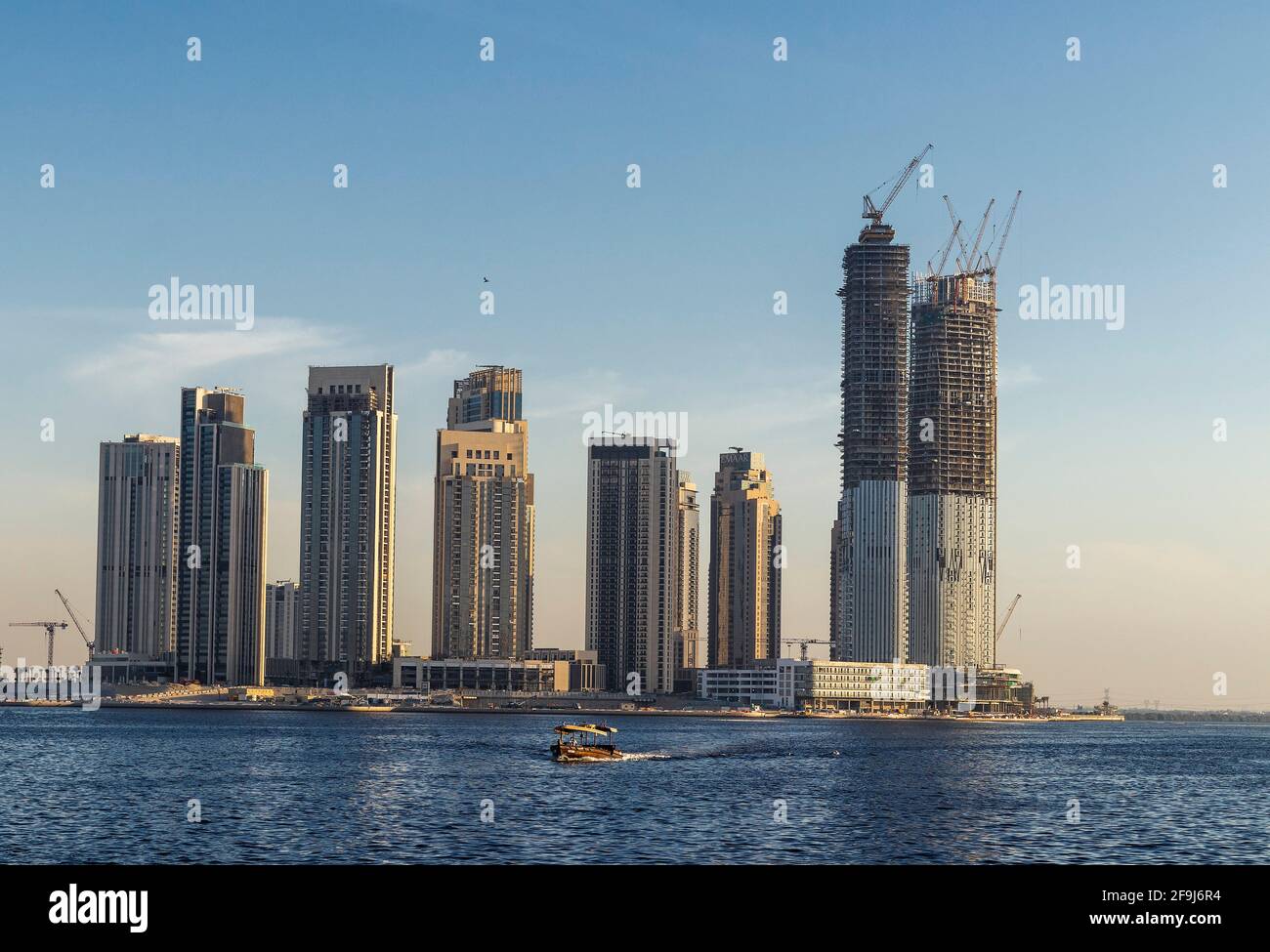 Dubai, VAE - 04.17.2021 Dubai Creek Hafenentwicklung durch EMAAR. VAE. Aufgenommen von der Stadtseite des Dubai Festivals. Stockfoto