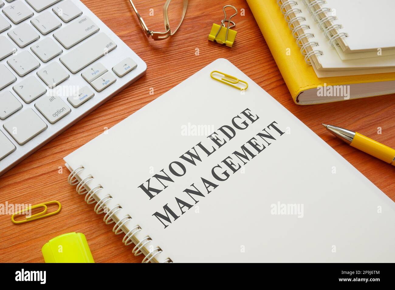 Der Leitfaden zu Wissensmanagement und Tastatur. Stockfoto