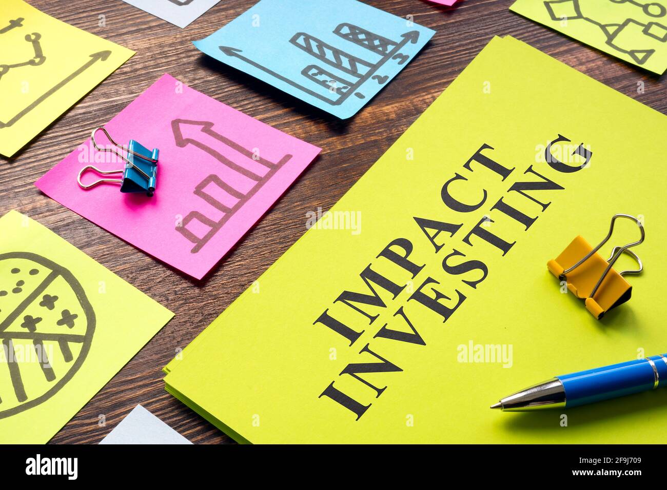 Impact Investing Plan mit Diagrammen und Finanzgraphen. Stockfoto