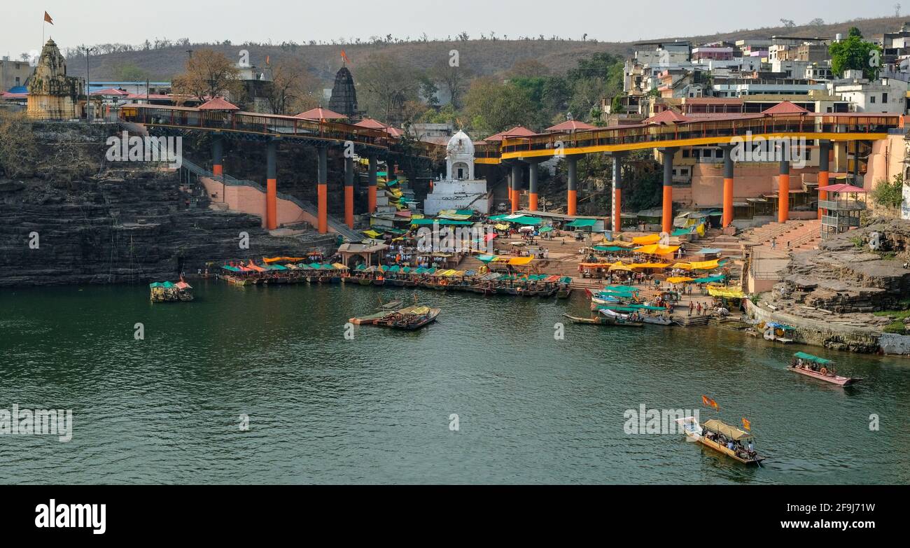 Omkareshwar, Indien - 2021. März: Ansichten von Omkareshwar von der Mandhata Insel, die am Narmada Fluss am 20. März 2021 in Madhya Pradesh, Indien liegt. Stockfoto