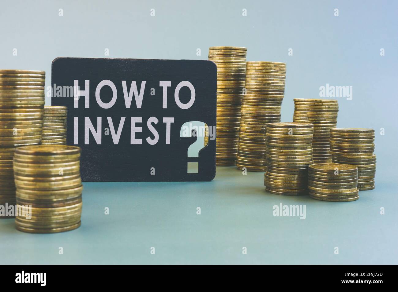 Wie man Fragen und Stapel von Münzen investiert. Stockfoto
