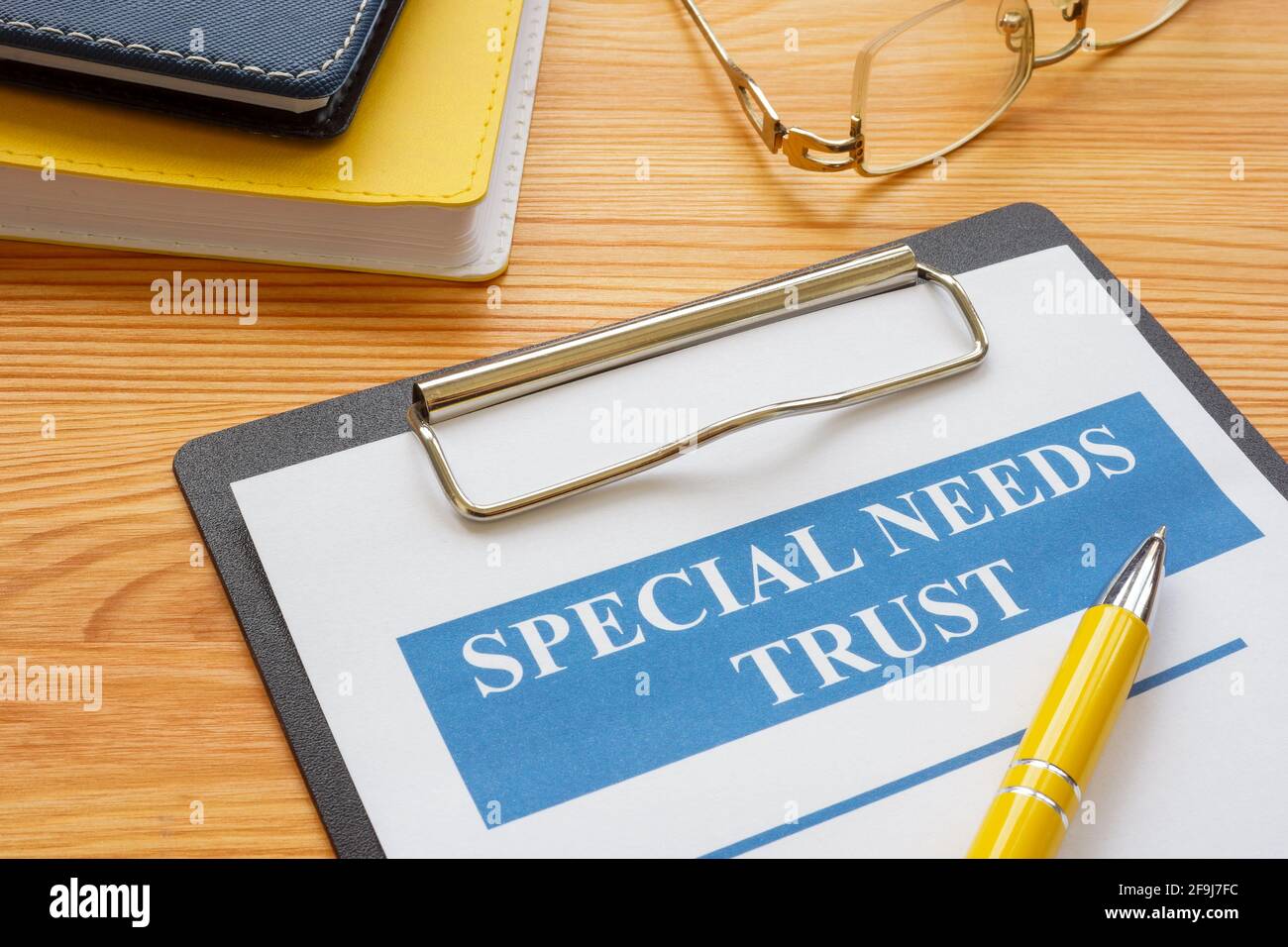 Spezielle Bedürfnisse vertrauen Anwendung mit Zwischenablage und Notepad. Stockfoto